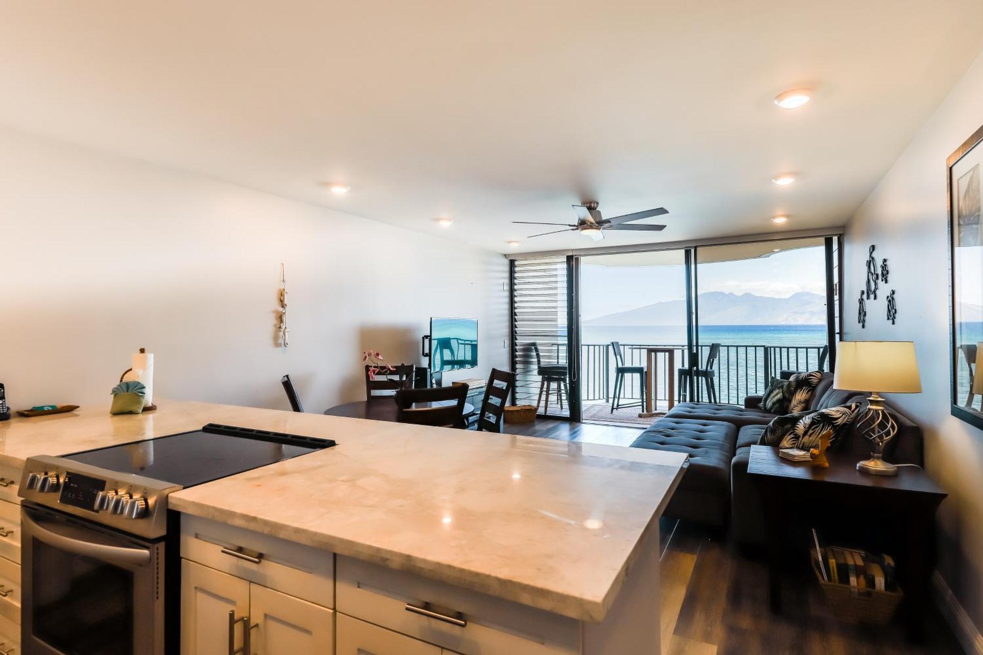 Kahana Reef Oceanfront Condos Room photo